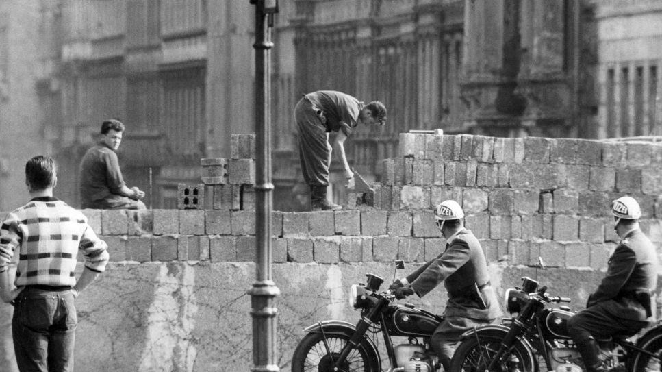 Arbeiter erhöhen die Sektorensperre an der Bernauer Straße in Berlin im August 1961 (Bild: picture alliance / dpa | DB dpa)