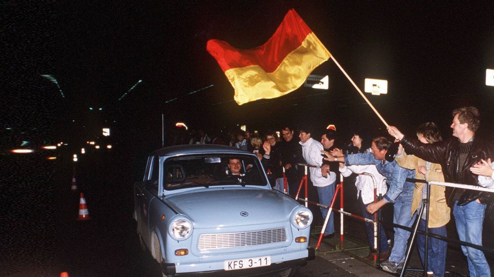 Westberliner begrüßen einen Trabi in der Nacht des Mauerfalls (Bild:IMAGO / Sven Simon)
