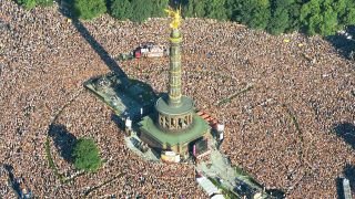 Luftaufnahme von der Love Parade 1999 rund um die Siegessäule aufgenommen am 10.07.1999. (Quelle: dpa/Pohl Henrik)