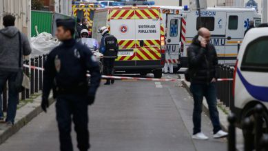 Polizei und Notarztwagen sind am 07.01.2015 im Einsatz nach dem Terroranschlag auf Pariser Satirenmagazin (Quelle: dpa)