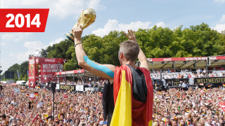 Deutschland wird Fußball-Weltmeister, Bastian Schweinsteiger mit Pokal auf der Fan-Meile in Berlin, Bild: IMAGO / Sven Simon