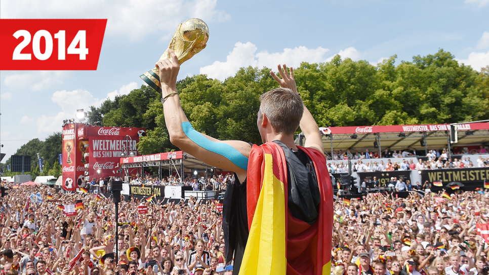 Deutschland wird Fußball-Weltmeister, Bastian Schweinsteiger mit Pokal auf der Fan-Meile in Berlin, Bild: IMAGO / Sven Simon
