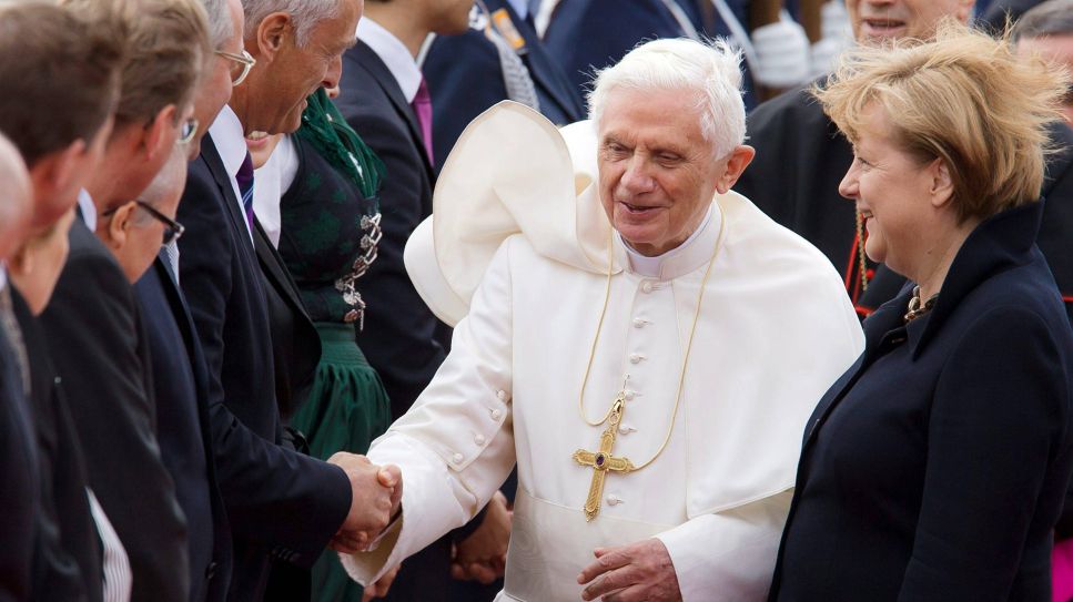 Ankunft von Papst Benedikt XVI. auf dem Berliner Flughafen Tegel (Bild: imago images/Forum