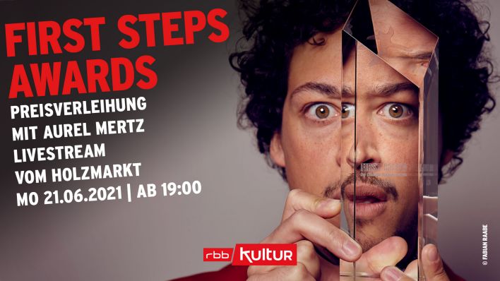 Pretafe Livestream: First Steps Award 2021; Moderator Aurel Merz (Quelle: rbb/Fabian Raabe/FIRST STEPS Award 2021)