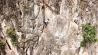 Batu Caves, Malaysia, Kletter-und Vokabel-Challenge Folge 17_Anna erklimmt die steile Felswand; rbb/Dokfilm