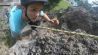 Batu Caves, Malaysia, Kletter-und Vokabel-Challenge Folge 17_Anna sucht sich den besten Griff; rbb/Dokfilm