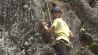 Batu Caves, Malaysia, Kletter-und Vokabel-Challenge Folge 17_Bill wagt den Blick nach unten; rbb/Dokfilm