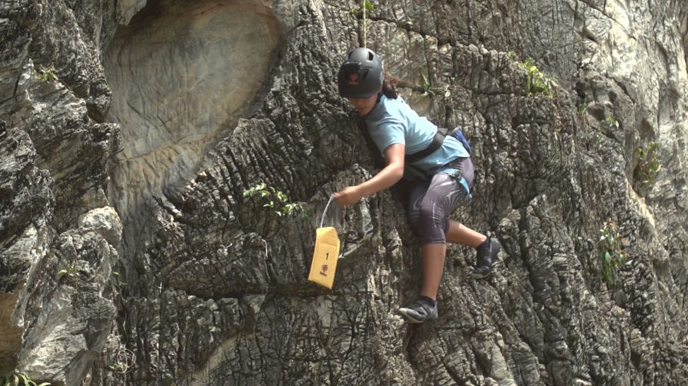 Batu Caves, Malaysia, Kletter-und Vokabel-Challenge Folge 17_Nell ergattert den ersten Umschlag; rbb/Dokfilm