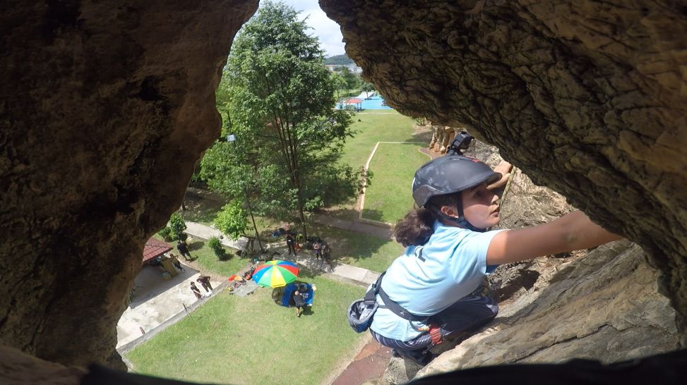 Batu Caves, Malaysia, Kletter-und Vokabel-Challenge Folge 17_Nell klettert über den Köpfen der Crew; rbb/Dokfilm