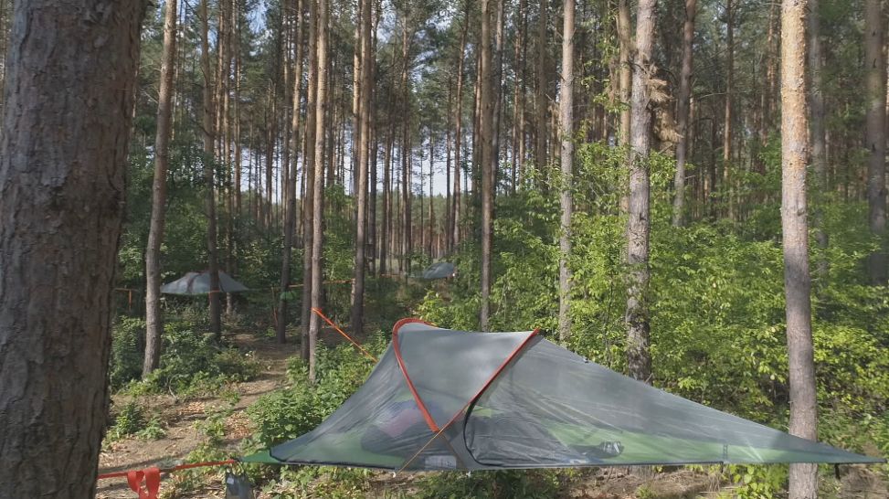 Die Outdoor-Etappe verbringen die TWIN TEAMS in Hanging Tents; rbb/Dokfilm