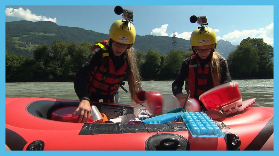 Ötztal Rafting Challenge; Lisa und Lea durchsuchen das Boot nach einem einzigartigen Gegenstand (Quelle: rbb/Dokfilm)