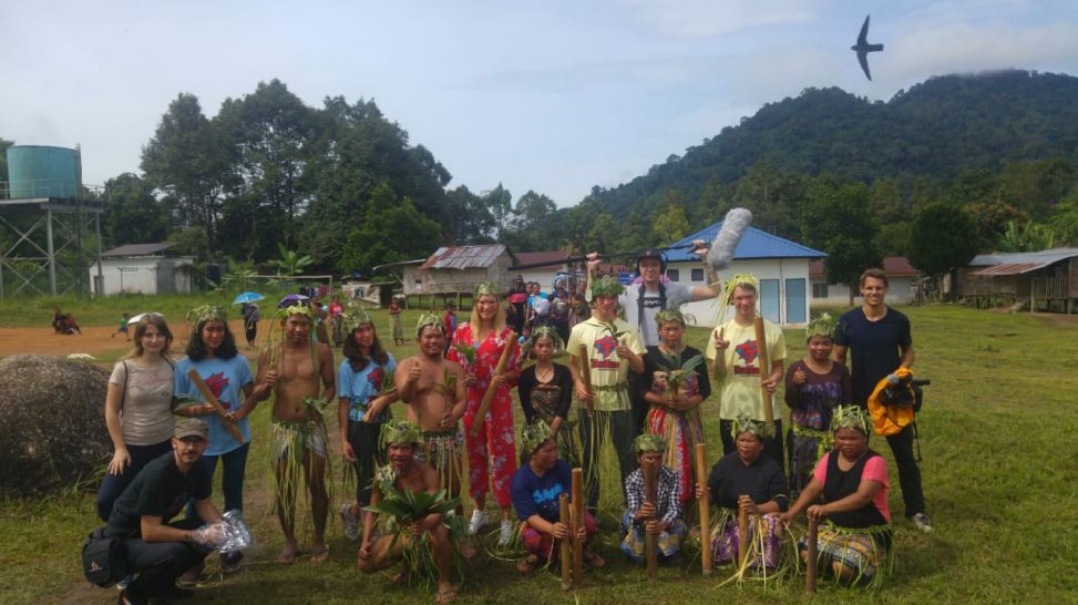 Dschungel, Malaysia Finalrunde 1 - Folge 19_Teamfoto bei den Orang-Asli; rbb/Dokfilm