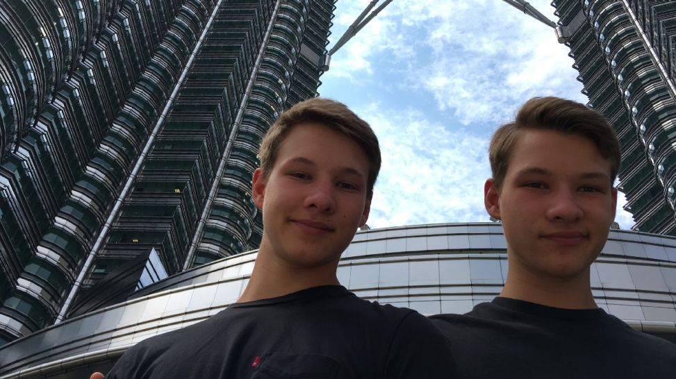 Bill und Bob vor den „Petronas Towers“. (Quelle: rbb/Dokfilm)