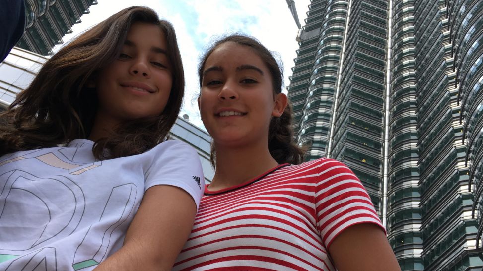 Maya und Nell vor den „Petronas Towers“. (Quelle: rbb/Dokfilm)