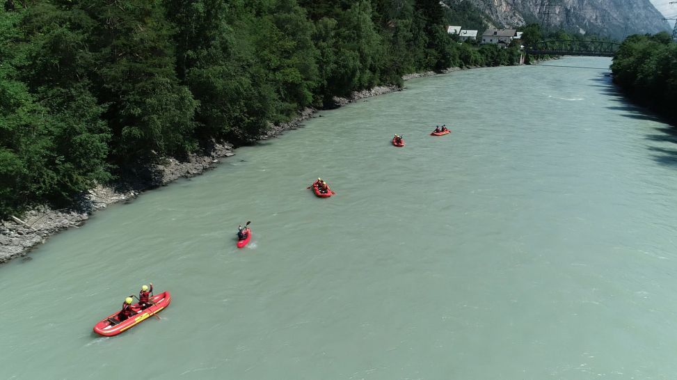 Rafting-Challenge Folge 15_Die TWIN TEAMS wagen eine erste Übungsfahrt auf dem strömenden Fluss; rbb/Dokfilm