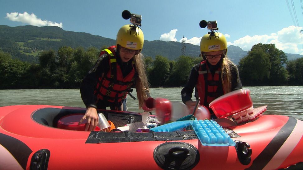 Rafting-Challenge Folge 15_Lisa und Lea durchsuchen das Boot nach einem einzigartigen Gegenstand; rbb/Dokfilm