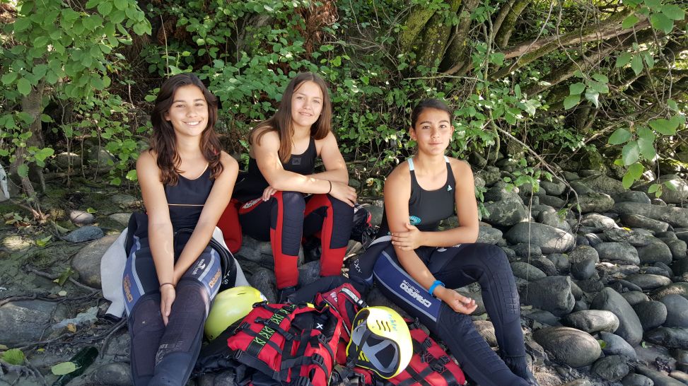 Rafting-Challenge Folge 15_Maya, Anna und Nell ruhen sich nach ihrem Einsatz aus; rbb/Dokfilm