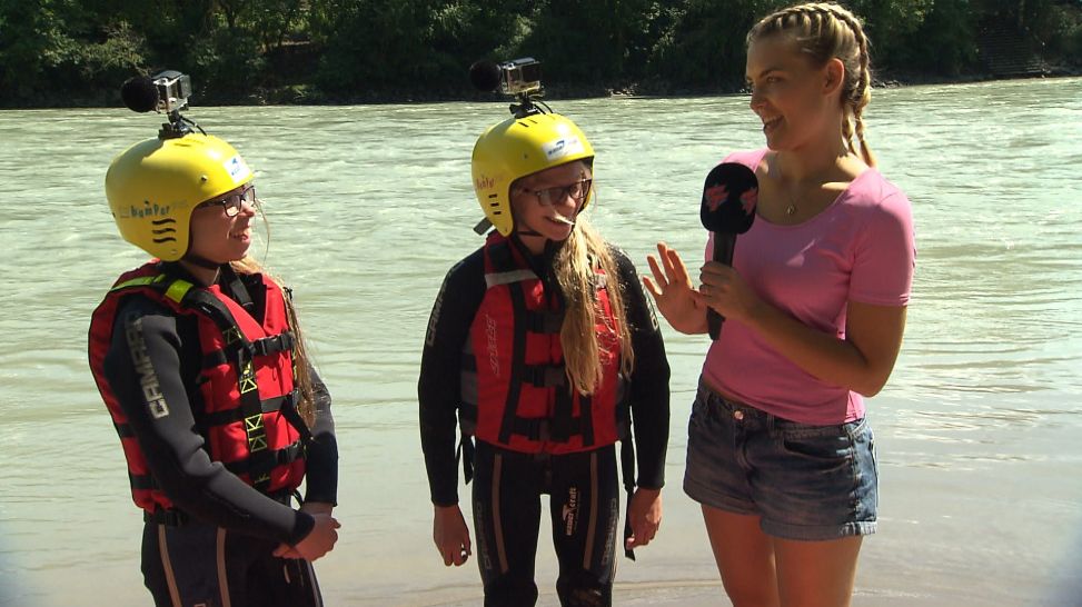 Rafting-Challenge Folge 15_Shalin nimmt die TWINS nach ihrer Fahrt in Empfang; rbb/Dokfilm