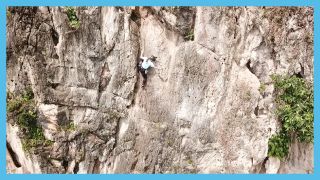 Kletter-und Vokabel-Challenge Folge 17_Anna erklimmt die steile Felswand (Quelle: rbb/Dokfilm)