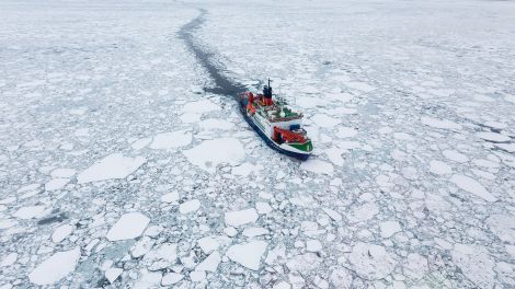 Expedition Arktis - Eisbrecher von oben (Quelle: ARD/rbb )