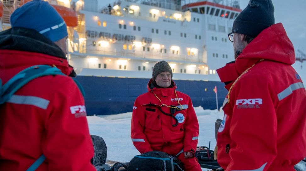 Expedition Arktis - Forscher vor dem Schiff (Quelle: ARD/rbb )