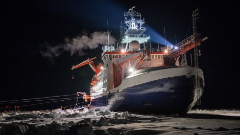 Expedition Arktis - Schiff im Dunkeln (Quelle: NDR )