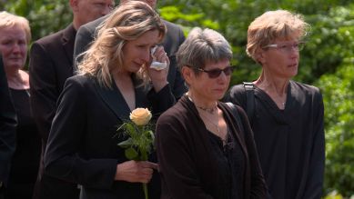 Trauernde während Beisetzung (Bild: rbb/Erik Schimschar/Götz Walter)