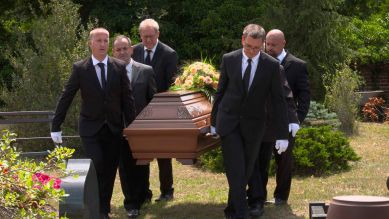 Männer tragen Sarg bei Beerdigung (Bild: rbb/Erik Schimschar/Götz Walter)