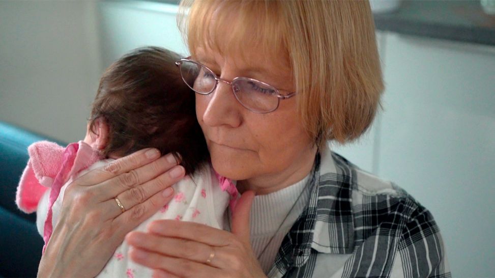 Kurzzeitpflegerin Elke Baumann mit Baby im Arm; Quelle: rbb Presse & Information