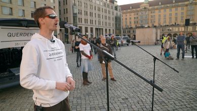 Marcus Fuchs, der Gründer von Querdenken Dresden, spricht auf einer Demonstration; Quelle: rbb/MDR/Dirk Heth