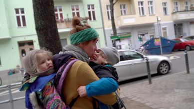 Anne-Marja läuft mit ihren Kindern August und Hilda durch Neukölln; Quelle: rbb/Friedhelm Grothe