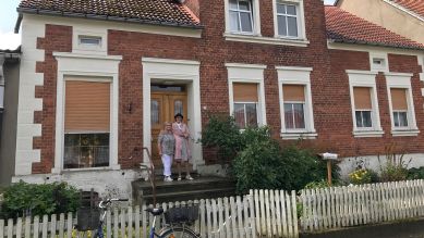 Annedore Knaack und Ina Schwarz vor ihrem Elternhaus Blandikow, Heiligengrabe; Quelle: rbb/MDR/Heike Dickebohm