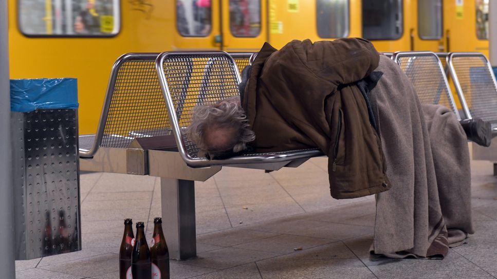Obdachloser Mann im U-Bahnhof; Quelle: Bildagentur-online/Schöning