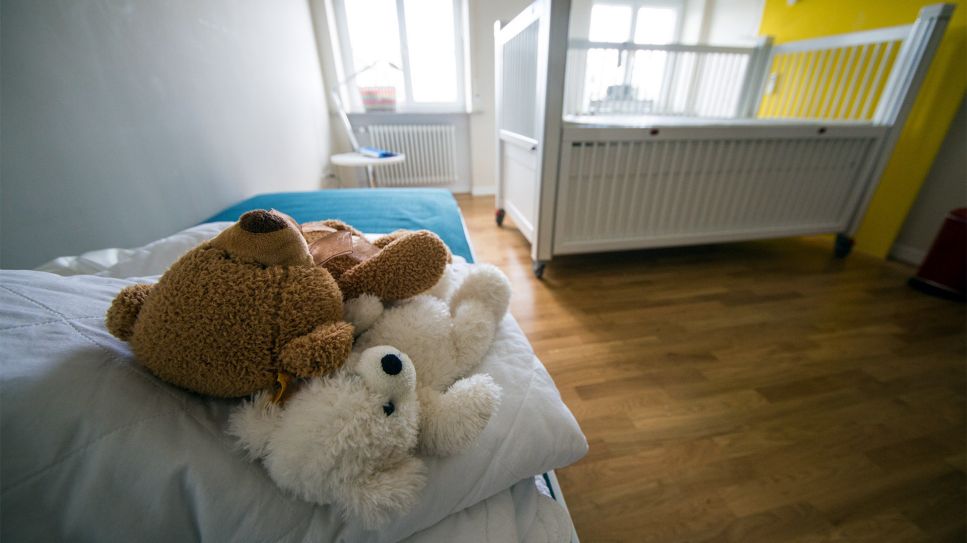 Kuscheltiere liegen in einem Zimmer im Kinderhospiz; Quelle: Christoph Schmidt/dpa