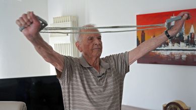 Hans (101) hält sich zu Hause fit (Bild: rbb/Ole Wessels)