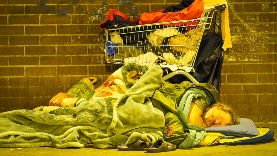 Obdachloser im Bereich Bahnhof Zoo; Quelle: imago/Jürgen Ritter