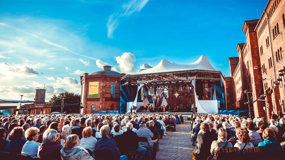 Publikum vor der Bühne der Elblandfestspiele 2023 (Bild: rbb/Anja Möller)