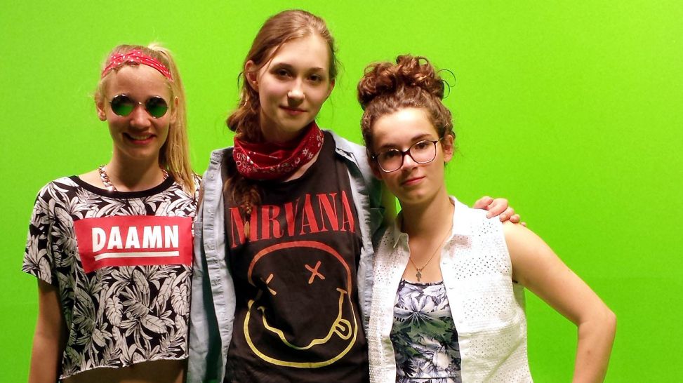 Lili, Mina und Alina im Kostüm im Greenscreen-Studio, Foto: DOKfilm/ rbb