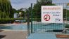 Schild Elternaufsicht im Clumbiabad, Foto: rbb