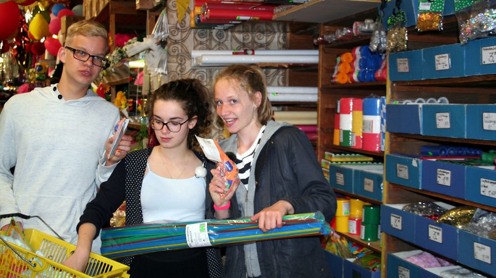 Dreh im Dekoladen: Hannes, Alina und Lili, Foto: rbb