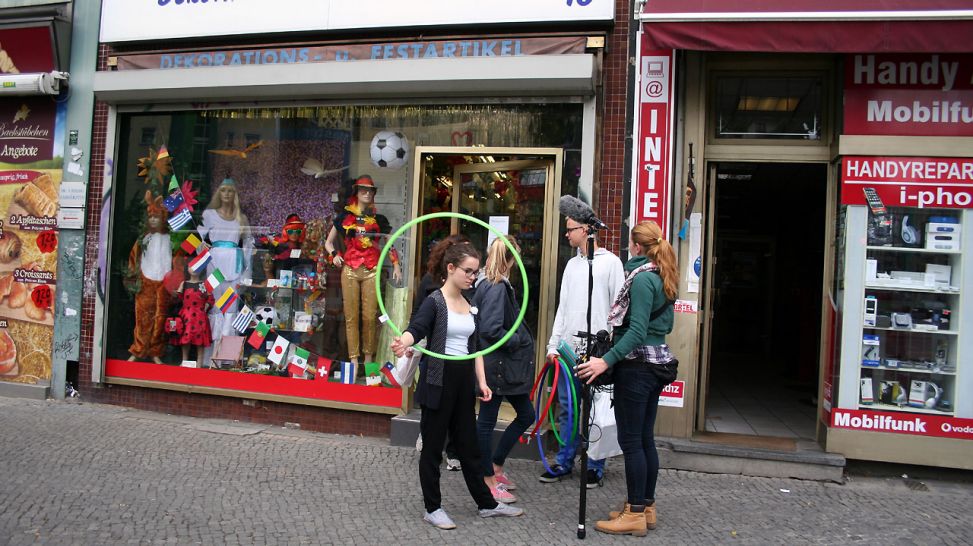 Vor dem Dekoladen: Alina mit Hula-Hoop-Reifen, Foto: rbb