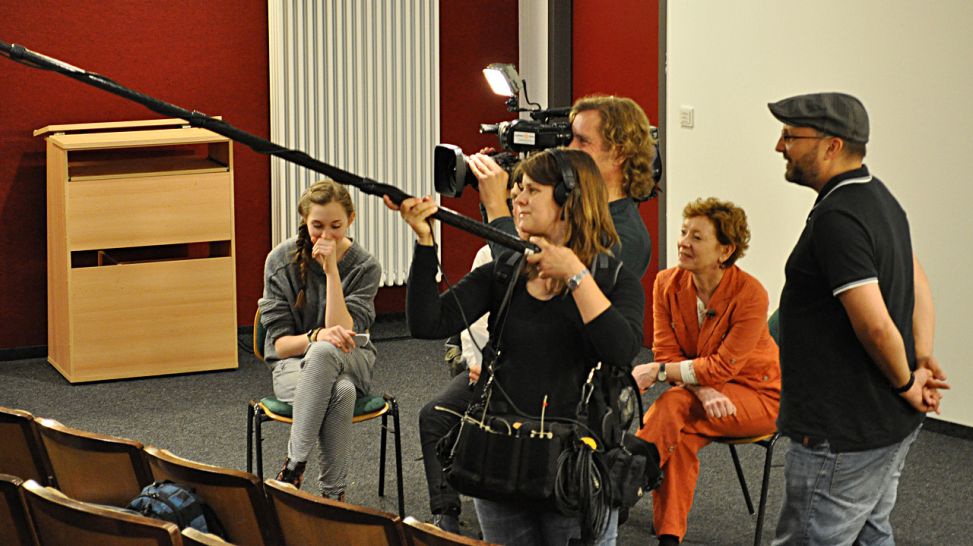 Dreh in der Aula des Filmgymnasiums Babelsberg, Foto: Fabian Friedmann/ rbb