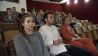 Gemeinsam mit der Klasse des Filmgymnasiums Babelsberg schauen sich Mina und Tim berühmte Filmküsse an, Foto: DOKfilm/ rbb