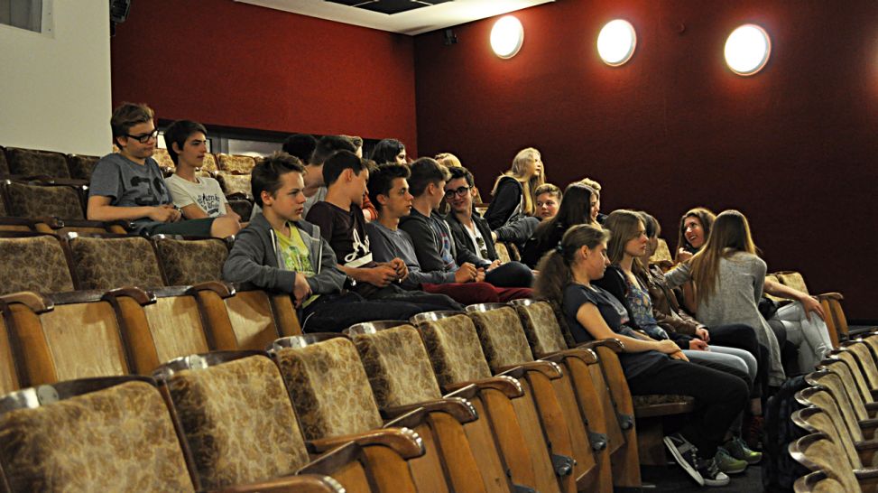 Schüler in der Aula des Filmgymnasiums Babelsberg, Foto: Fabian Friedmann/ rbb