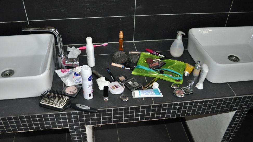 Utensilien der Mädels im Bad im Loft, Foto: Fabian Friedmann/ rbb