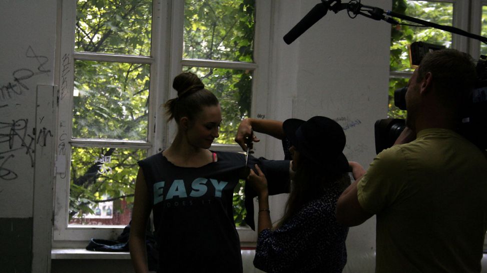 Stefanie Schwaiger zaubert einem normalen Shirt ein Punk-T-Shirt für Mina, Foto: Karin Laubenstein/ rbb