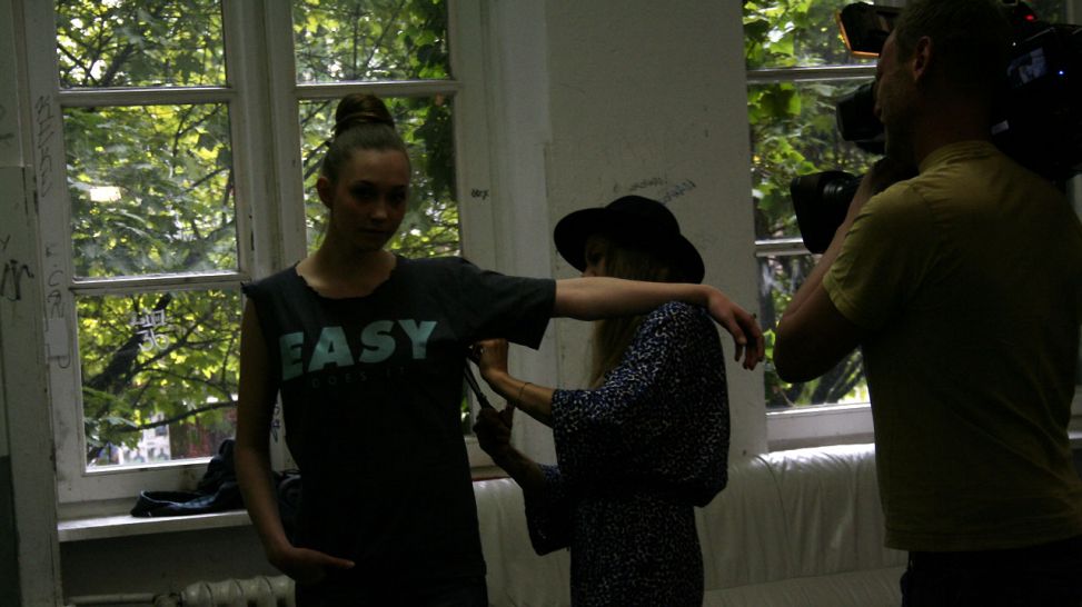 Stefanie Schwaiger zaubert einem normalen Shirt ein Punk-T-Shirt für Mina, Foto: Karin Laubenstein/ rbb