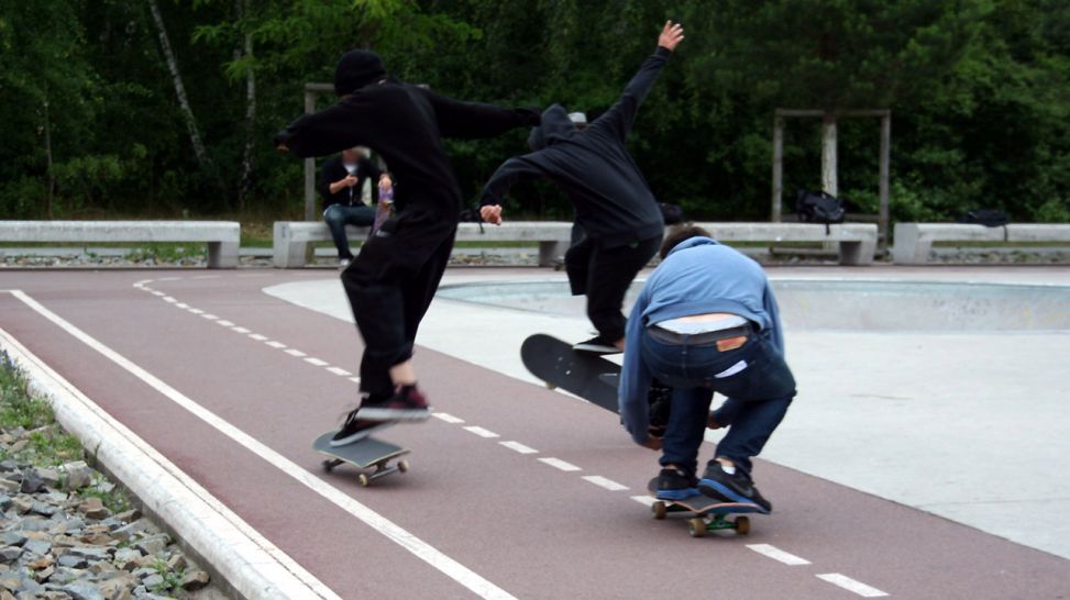 Dreh im Skatepark im Park am Gleisdreieck: Kameramann Dimitri und zwei Skater, Foto: rbb