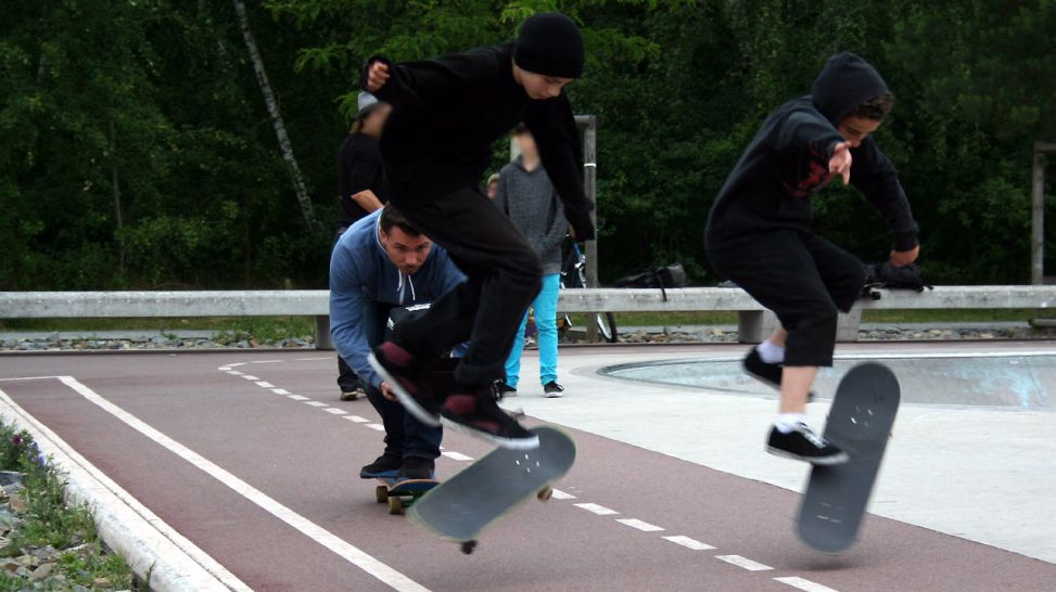 Dreh im Skatepark im Park am Gleisdreieck: Kameramann Dimitri und zwei Skater, Foto: rbb
