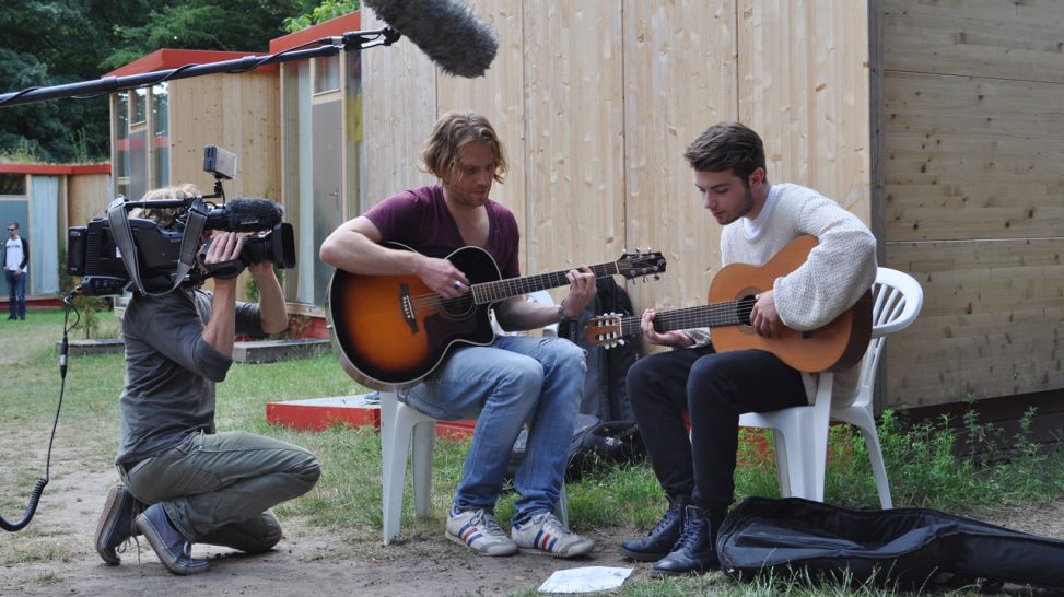 Tim bekommt Gitarrenunterricht von Stefan Lars Wachsmuth, Foto: rbb
